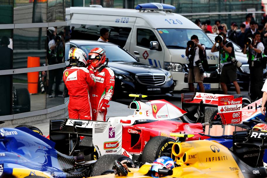 Vettel e Raikkonen a fine gara. Il tedesco ha chiesto scusa al compagno di squadra per averlo 